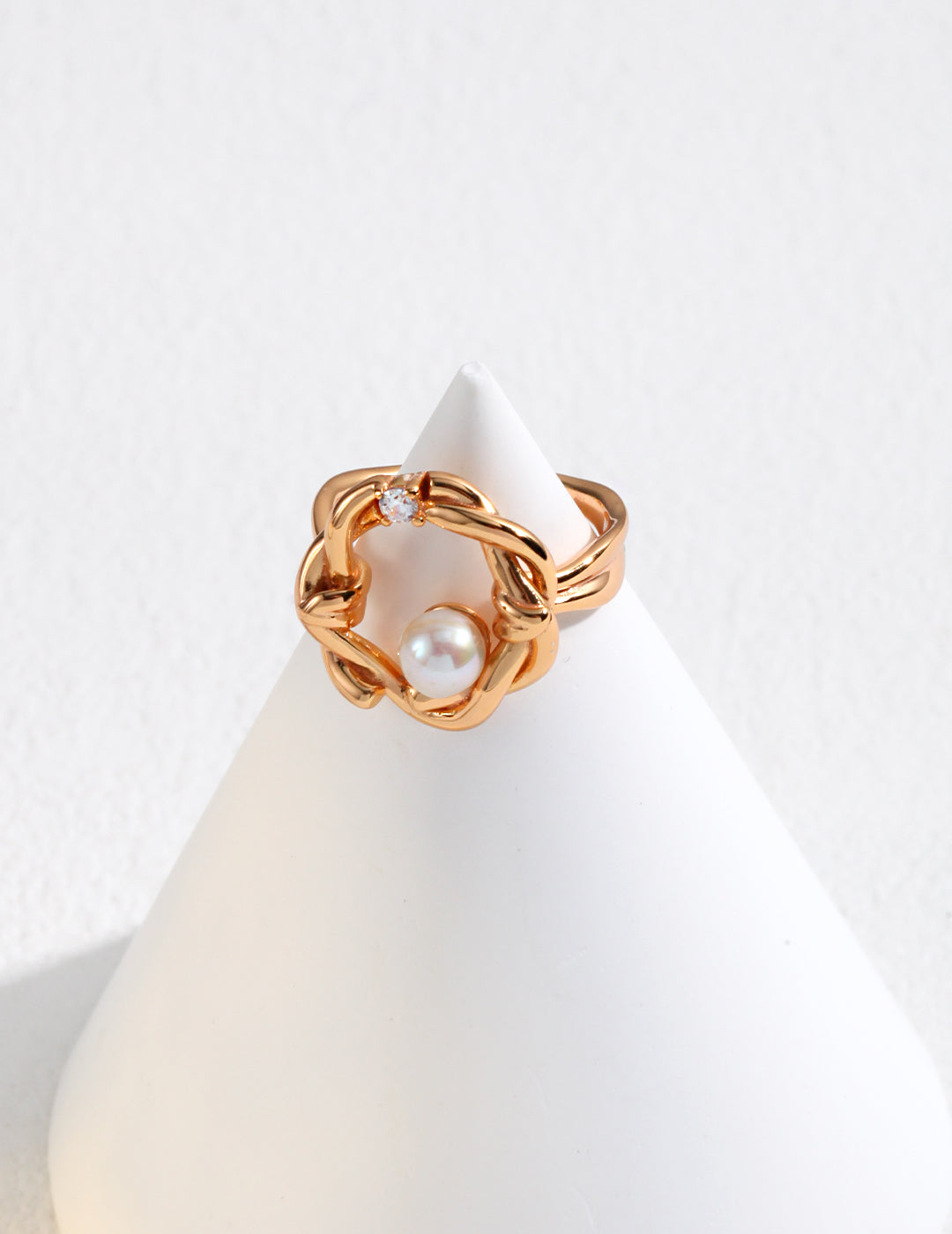 Willow circle ring with pearl and zircon