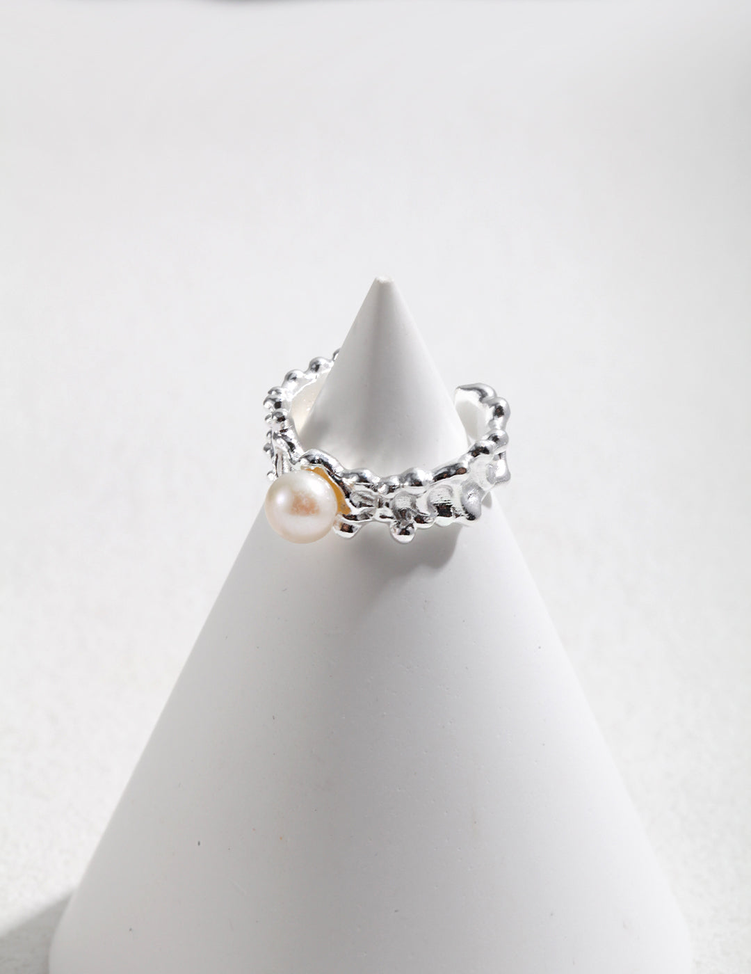 Pearl Ring with Wave element