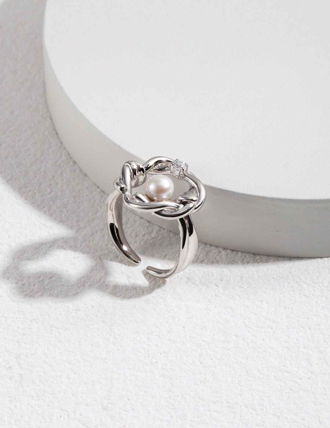 Willow circle ring with pearl and zircon